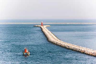 海中央的灰色通道